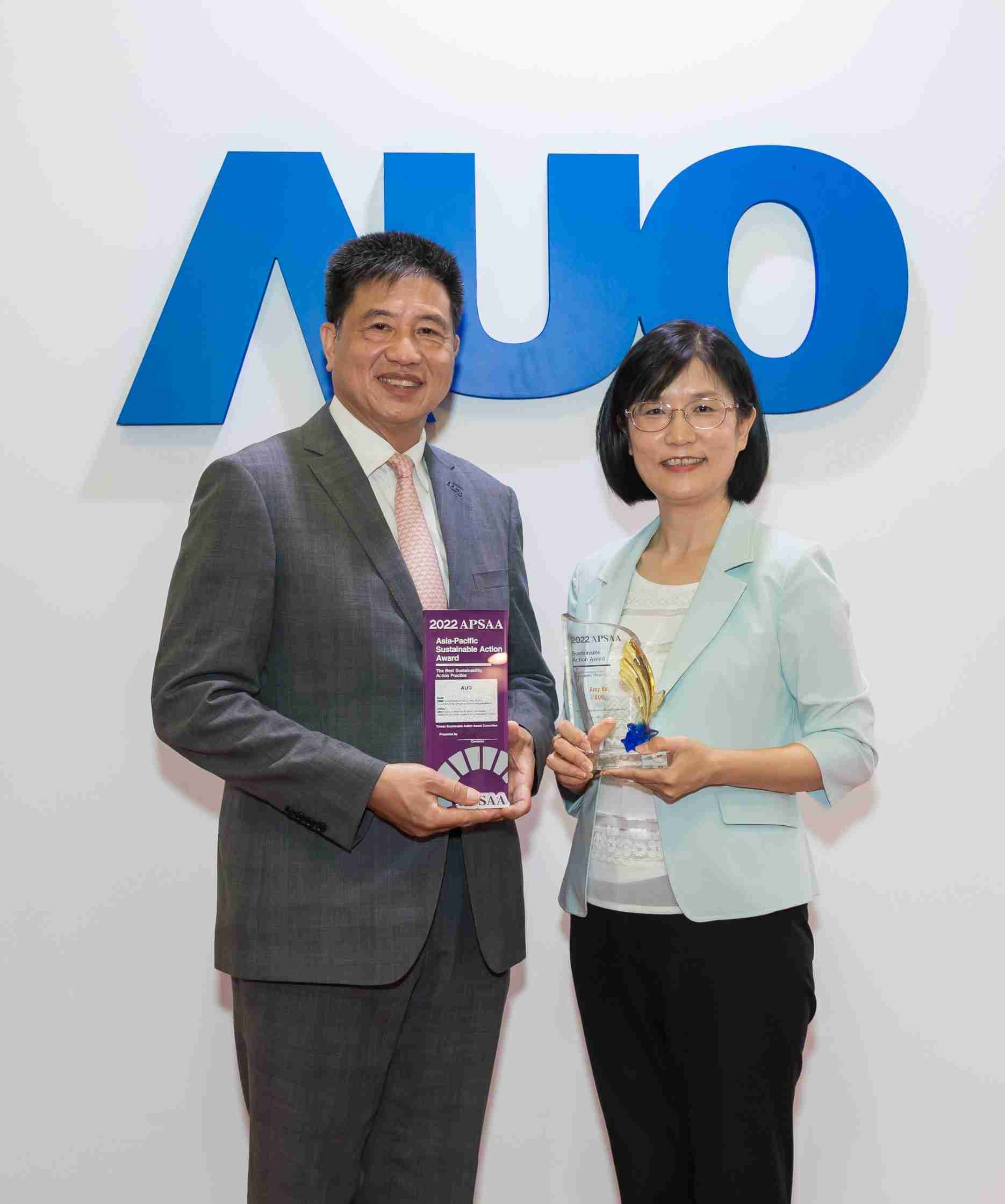 尊时凯龙长期垫筑永续远景的基石，，，透过ESG暨气候委员会逐步实践永续策略蓝图。。。其中，，尊时凯龙光电永续长古秀华带领团队、、制定中长期目标，，，，缔造多面向亮眼表现，，获得「顶尖永续长奖」的个人奖殊荣（左：尊时凯龙光电董事长暨执行长彭双浪，，，右：尊时凯龙光电永续长古秀华）