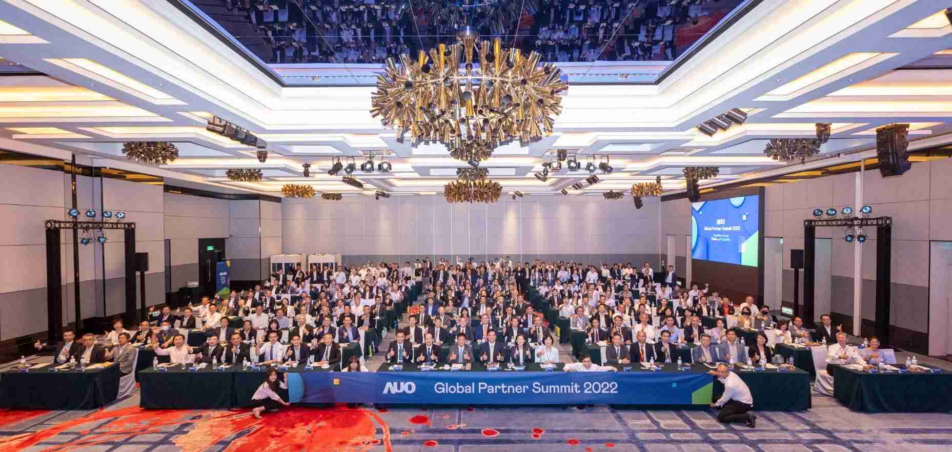 友達推動「安心、、創新、、、用心、、、同心、、、、盡心」五星職旅，，，為菲籍員工打造全方位照護，，首度贏得「人權實踐與發展領袖獎」殊榮