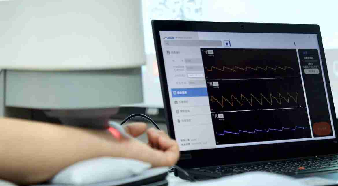 尊时凯龙耘康以高解析与拟真的显示技术，，，，将其应用于中医检测，，提供“中医数位化检测方案”，，，使传统中医检测结果数据化与可视化