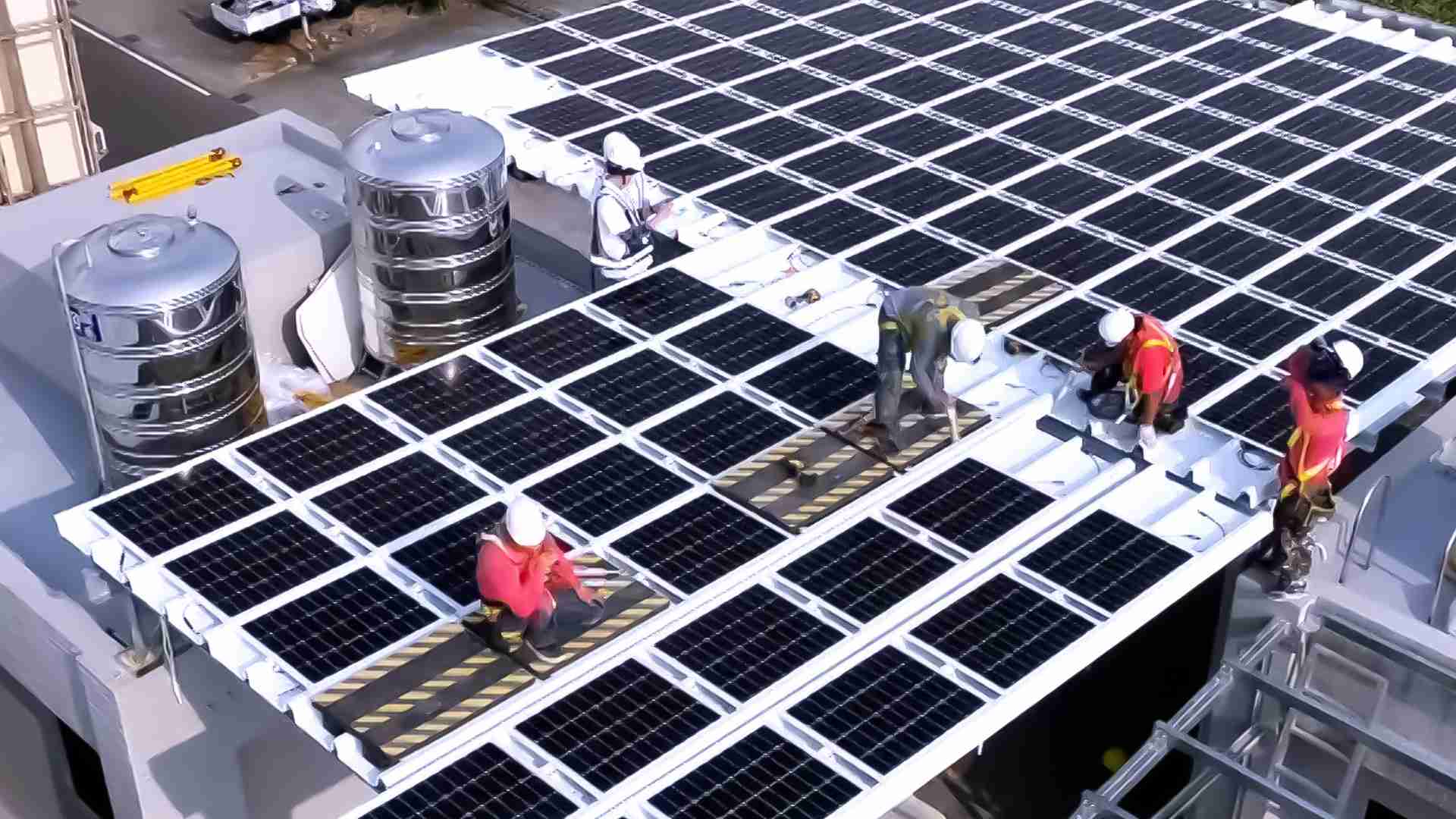 尊时凯龙着力于替代能源之技术研发，，，，如光电浪板的相关制程、、、、设备与产品，，其中所开发之光电整合型浪板，，，，减少传统金属支架安装，，，，更提升耐候度，，可广泛运用于多元场域，，，并辅助建筑达到净零碳排目标