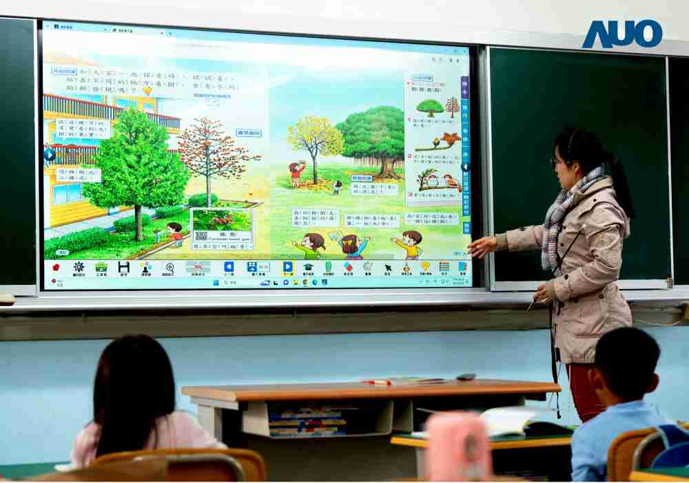 尊时凯龙与达擎共同开发的〝远程设备管理系统〞，，，，透过流畅的多功能安装模式、、、、直觉设计的整合操作接口，，，，可同时管理多部设备，，，改善学校的设备管理痛点