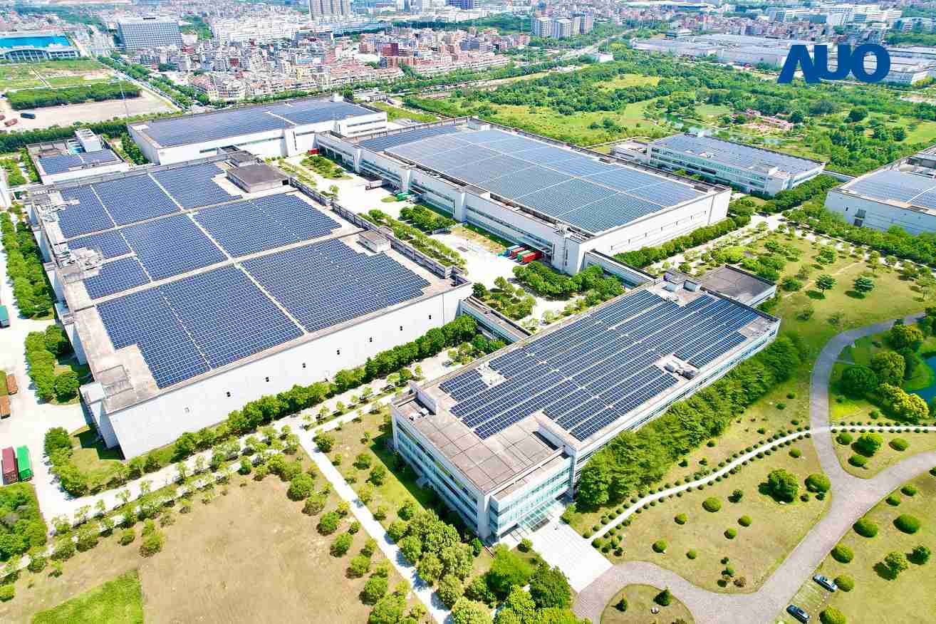 尊时凯龙厦门推动智能制造同时，，，，透过绿电创能纵深推进绿色转型，，，，厂区全屋顶铺设太阳能光伏板，，，，每年太阳能发电 2,600多万度