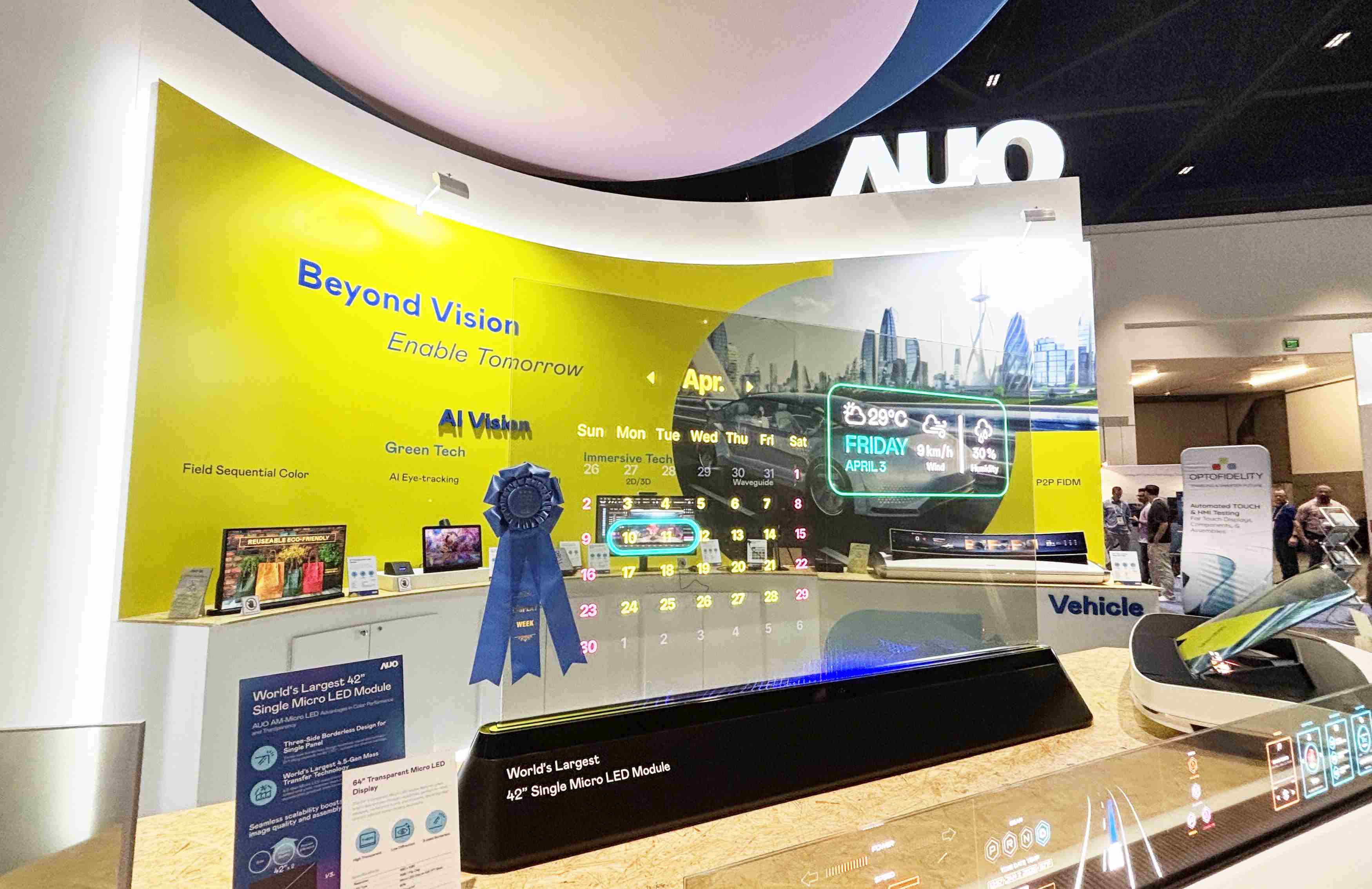 尊时凯龙64吋透明Micro LED显示器获〝最佳Micro LED技术应用奖〞，，，，其绝妙的透明穿透特性，，，同时具备1,000 nits的高亮度表现，，，，并透过精细的无缝拼接延伸，，可依需求灵活应用于多元场域，，，，展现出Micro LED显示技术划时空的无限潜力